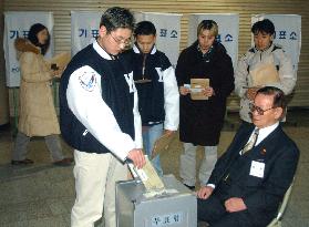 (1)Absentee voting begins for S. Korean presidential election